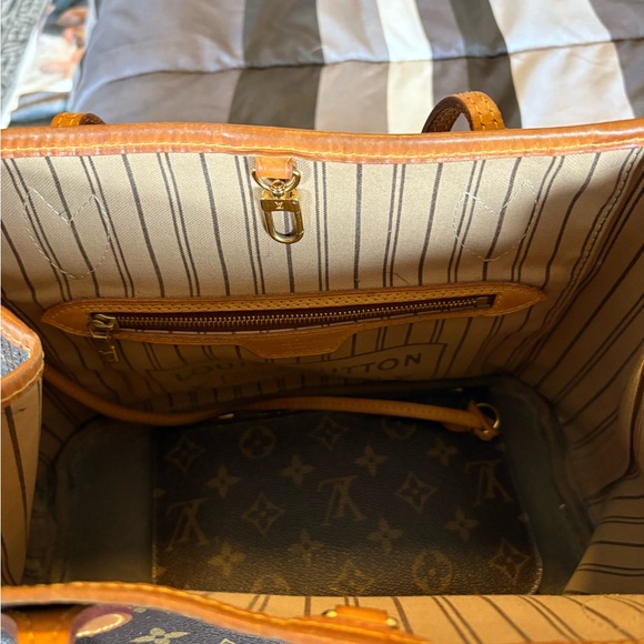 Louis Vuitton Monogram Tote Bag - Picture 5 of 13